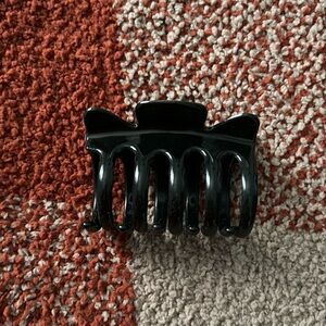 Like New Black medium claw clip